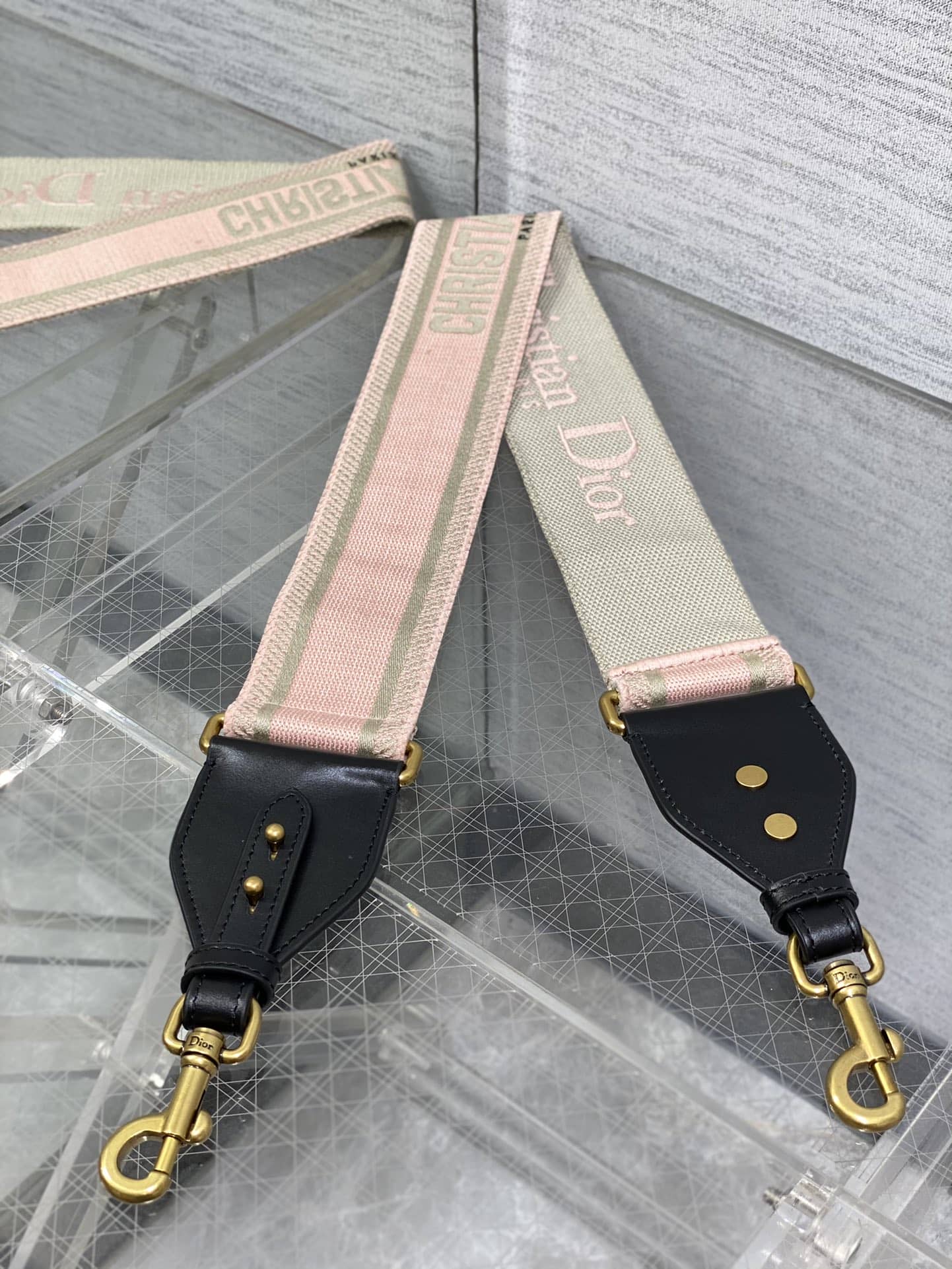 经典肩带【字母粉】此款肩带是搭配Dior 包包的神器 刺绣制作镏金五金，长度95厘米（包括狗扣）